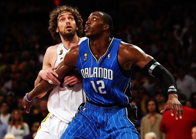 巴西耻辱输球，冲突火爆，维尼修斯伸2根手指嘲.